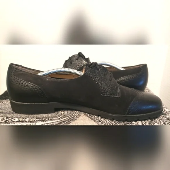 Salvatore Ferragamo Black Women's Lace-up Brogue Oxfords Size 8.5B - Picture 5 of 15